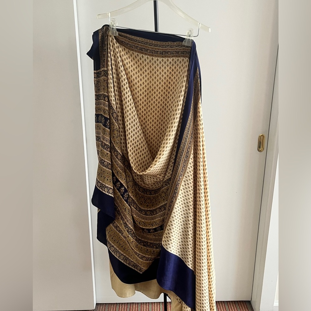 100% pure Silk Crepe Saree a RITU KUMAR Style floral paisley ivory & navy blue